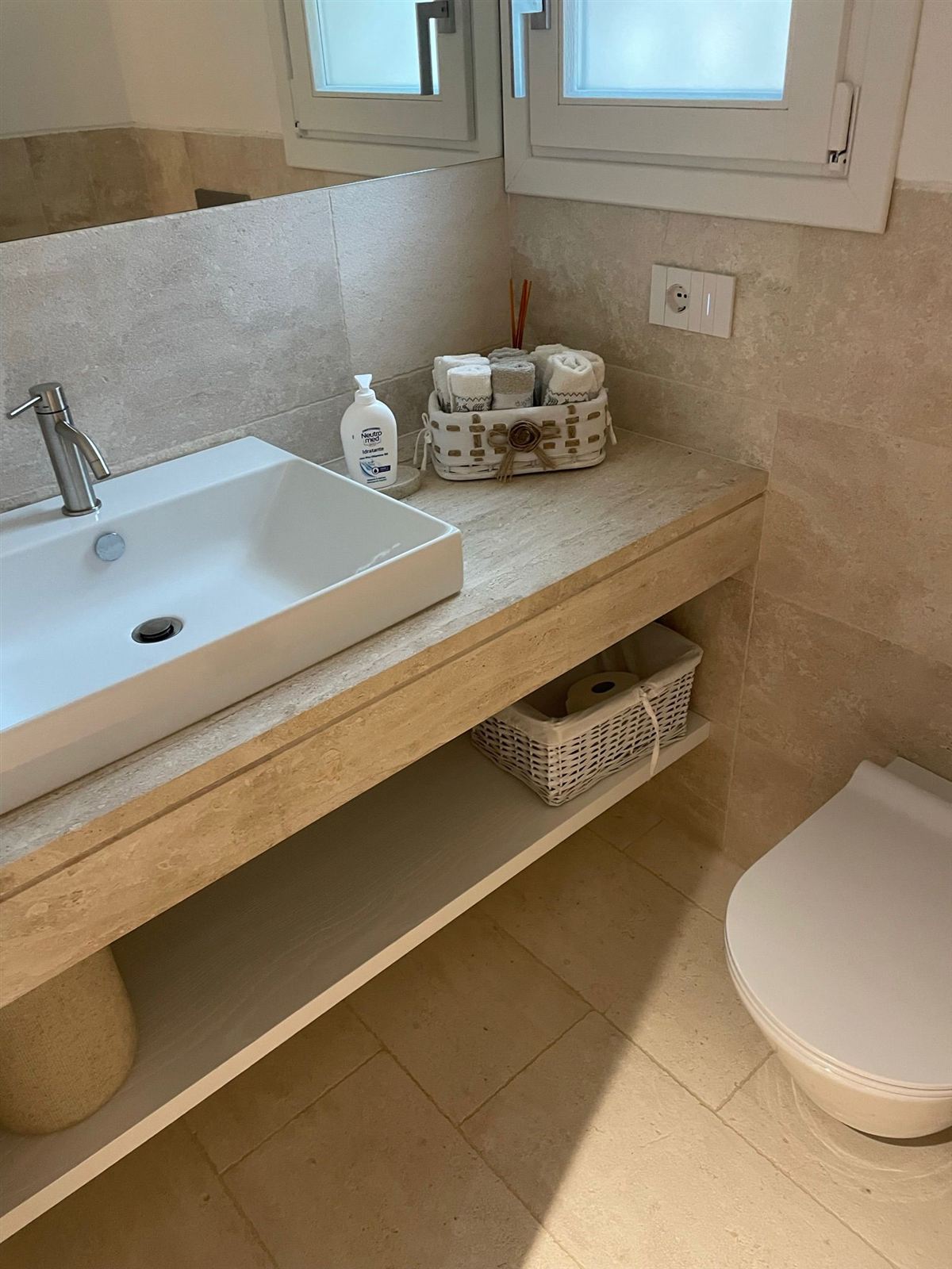 Lavabo in appoggio su piano in muratura
