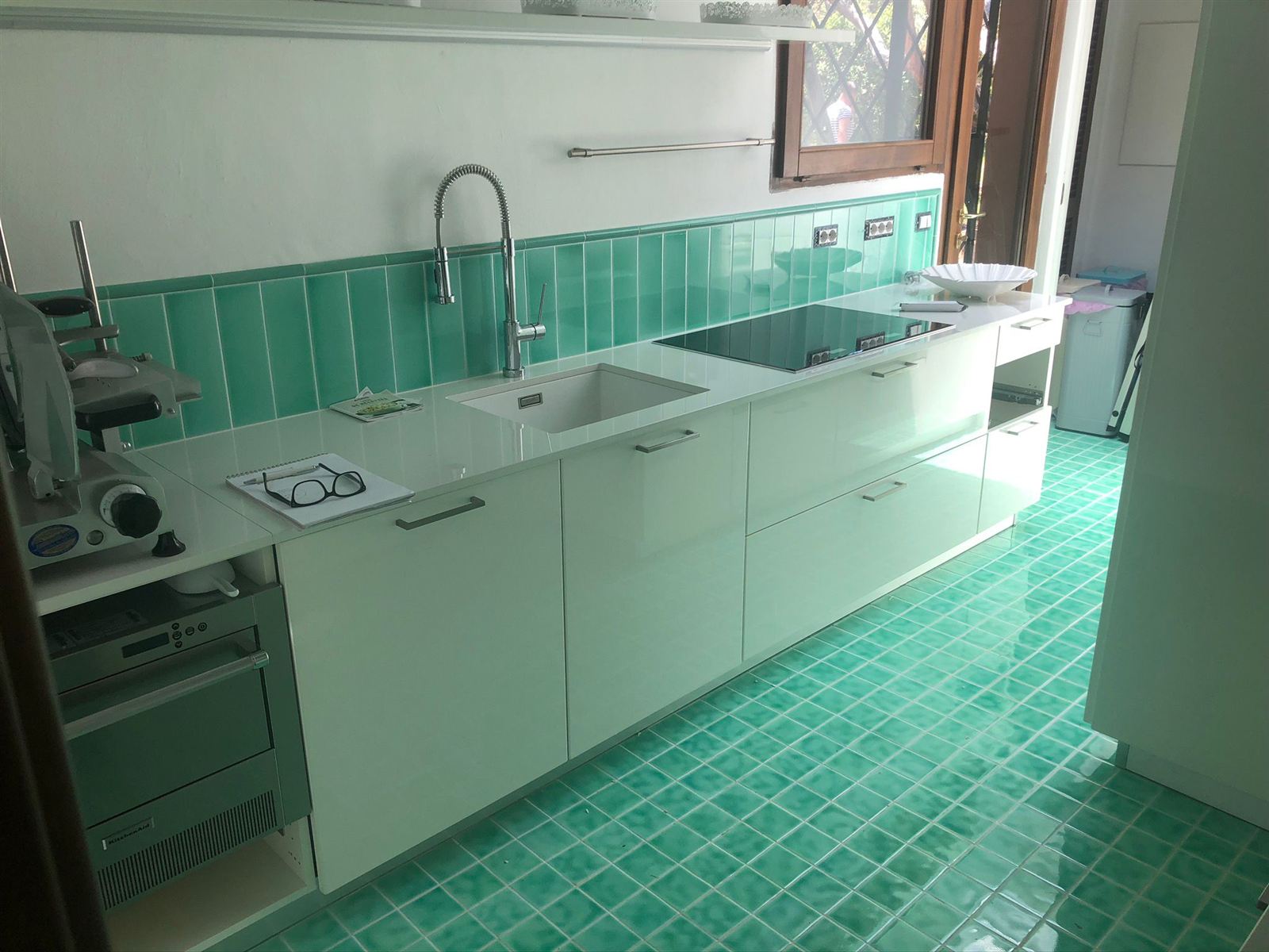 Cucina con piastrelle smeraldo