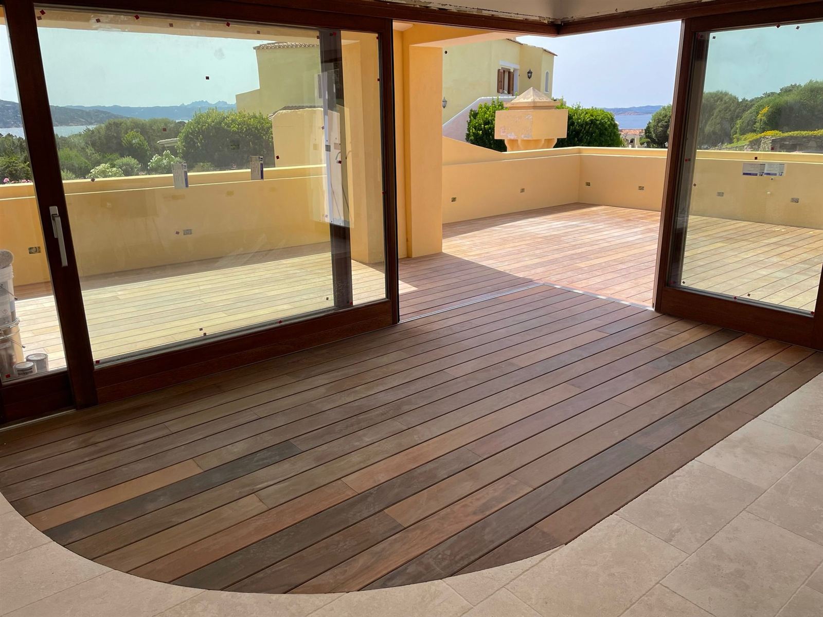 Deck in legno con vista mare