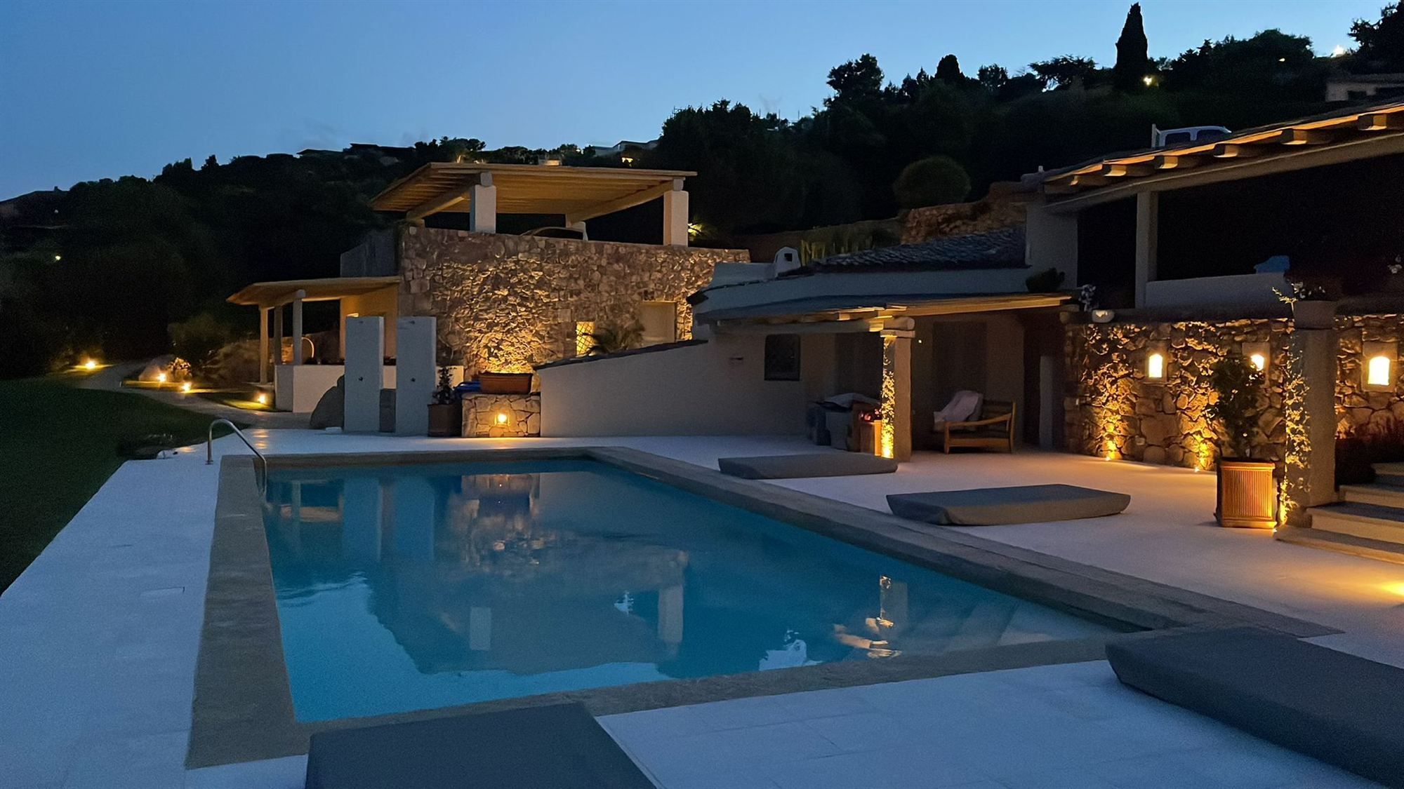 Villa con piscina illuminata di notte