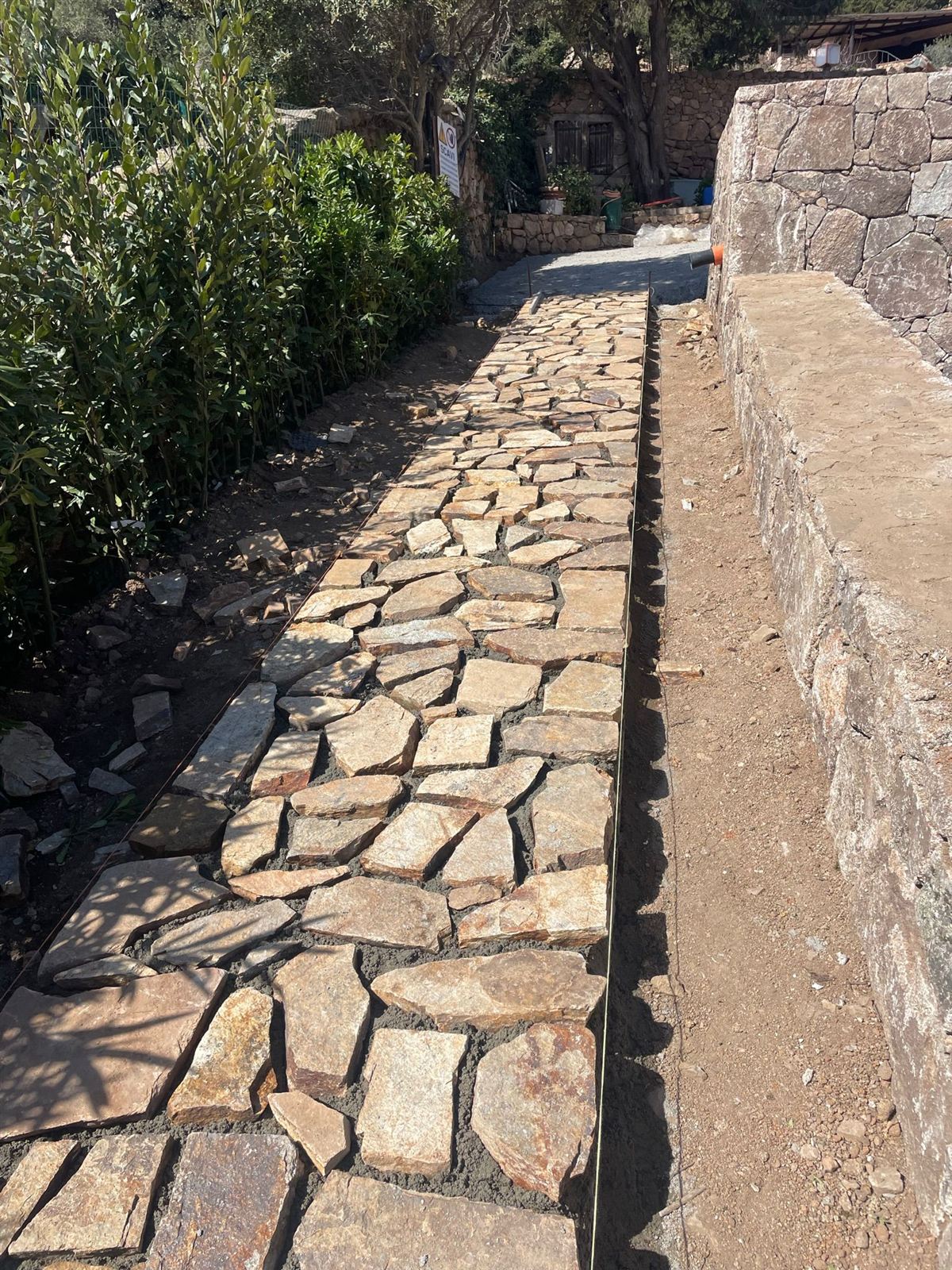 Sentiero in pietra in posa