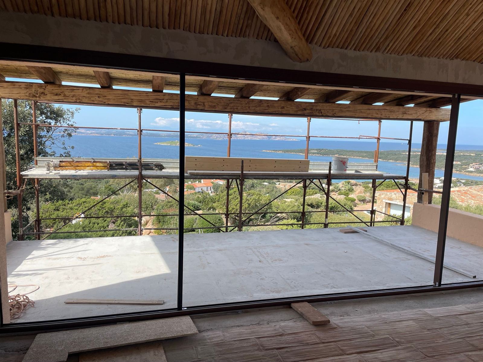 Terrazza coperta con pergola e vista mare