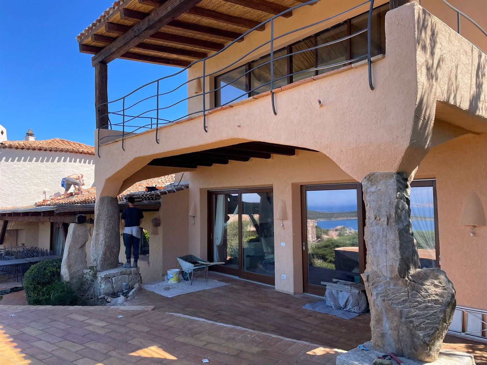 Villa con archi in granito e vista mare